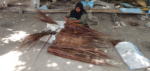 Maldivian Craft lady