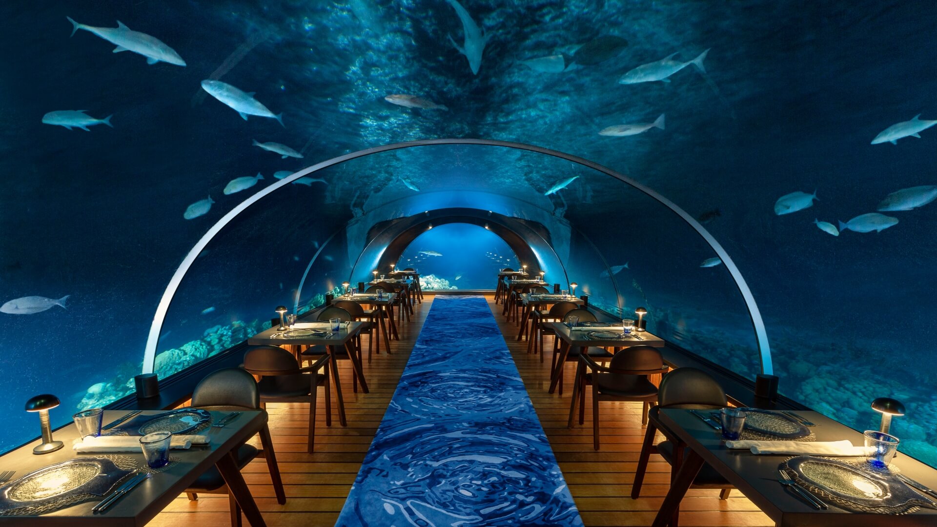 Underwater restaurant at Hurawalhi